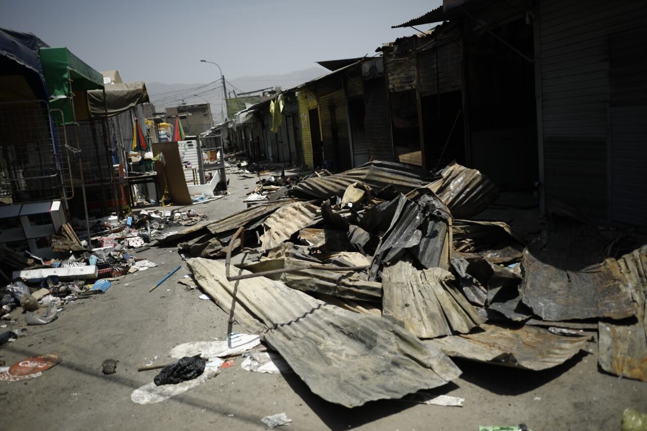 Lugar que albergaba a 1.400 comerciantes fue cerrado tras el voraz incendio que destruyó 150 puestos. (foto: JOEL ALONZO)