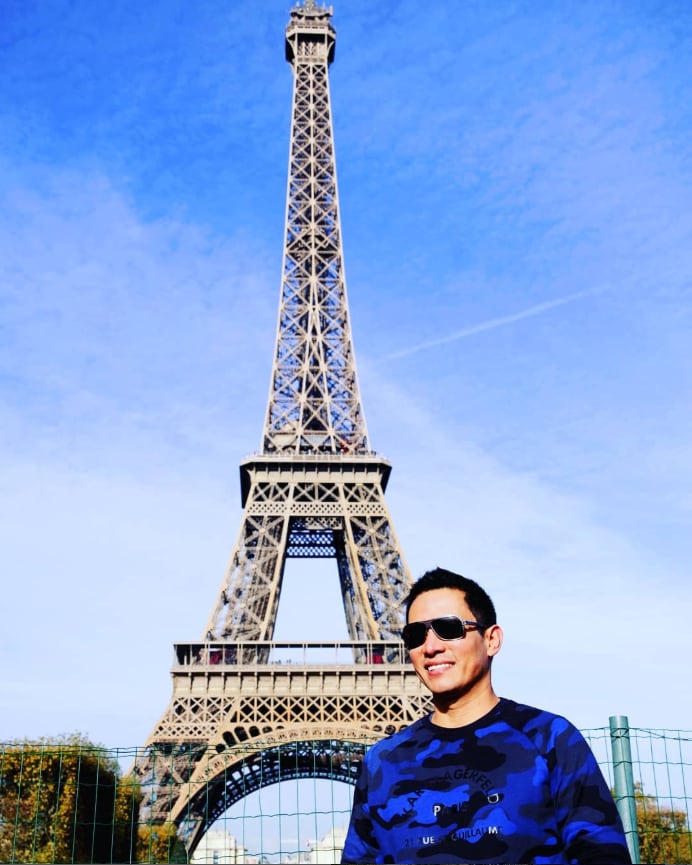 Renzo Costa en uno de sus tantos viajes por París y frente a la Torre Eiffel.