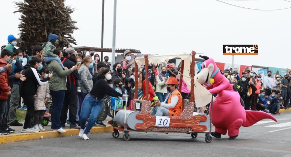 Carrera de 'carros locos' tuvo creativos diseños usando materiales reciclados. (Foto: Trome / Juan Ponce)