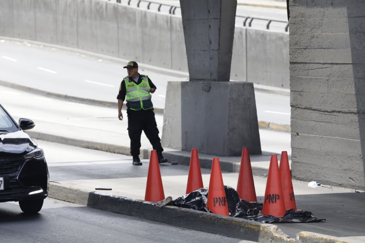 Mujer cayó de puente peatonal y fue atropellada por bus de Metropolitano en la avenida Alfonso Ugarte.
Fotos: Lenin Tadeo / @photo.gec