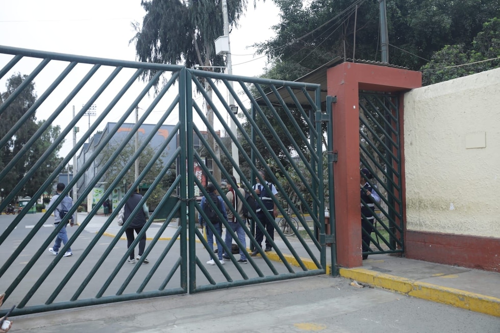 Las puertas de ingreso a la Ciudad Universitaria fueron reforzadas con cadenas y agentes privados se seguridad ante un plantón previsto para este viernes, así como la anunciada “tercera toma de Lima”. (Foto: Britanie Arroyo)