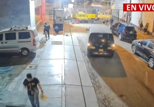 Combi retrocedió a excesiva velocidad, arrollando a cinco personas. (Panamericana)