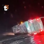 ¡Pánico en Ica! Huaico arrastra bus interprovincial y lo deja volcado con pasajeros a bordo