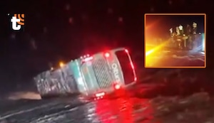 ¡Pánico en Ica! Huaico arrastra bus interprovincial y lo deja volcado con pasajeros a bordo