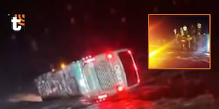 ¡Pánico en Ica! Huaico arrastra bus interprovincial y lo deja volcado con pasajeros a bordo