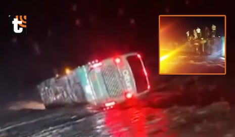 ¡Pánico en Ica! Huaico arrastra bus interprovincial y lo deja volcado con pasajeros a bordo