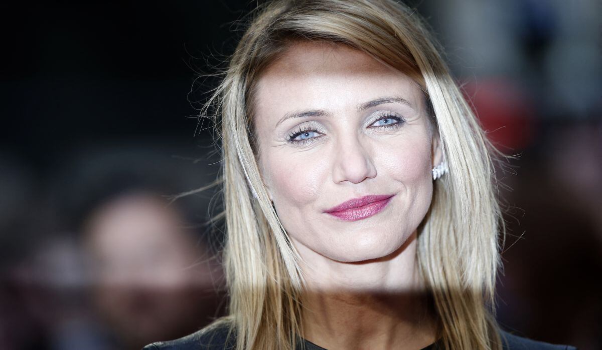 Cameron Diaz posa para las fotos en la alfombra roja cuando llega al estreno de su última película "La otra mujer" en el Curzon Mayfair de Londres el 2 de abril de 2014 (Foto: Adrián Dennis / AFP )