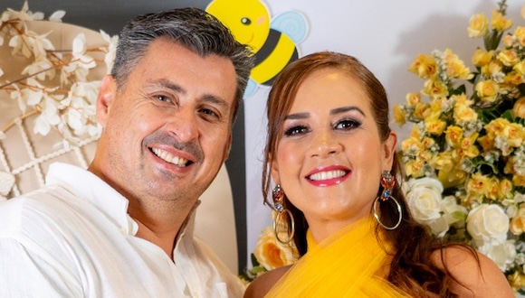 Alejandro Valenzuela y Marina Mora lucen felices en el baby shower.