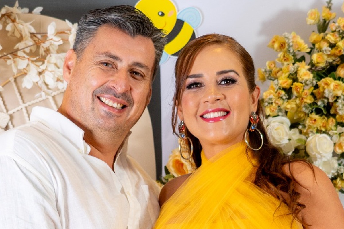 Alejandro Valenzuela y Marina Mora lucen felices en el baby shower.