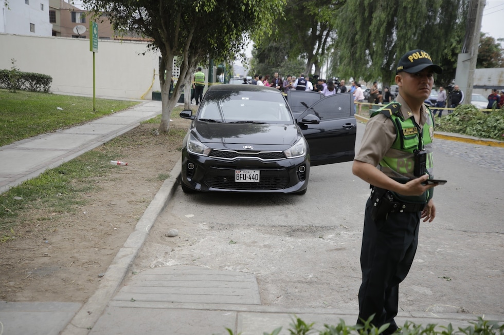 Una persona muerta y otra herida fue el saldo que dejó la intercepción de dos sicarios a un vehículo estacionado en pleno parque de Surco. Foto: Joseph Angeles/@photo.gec