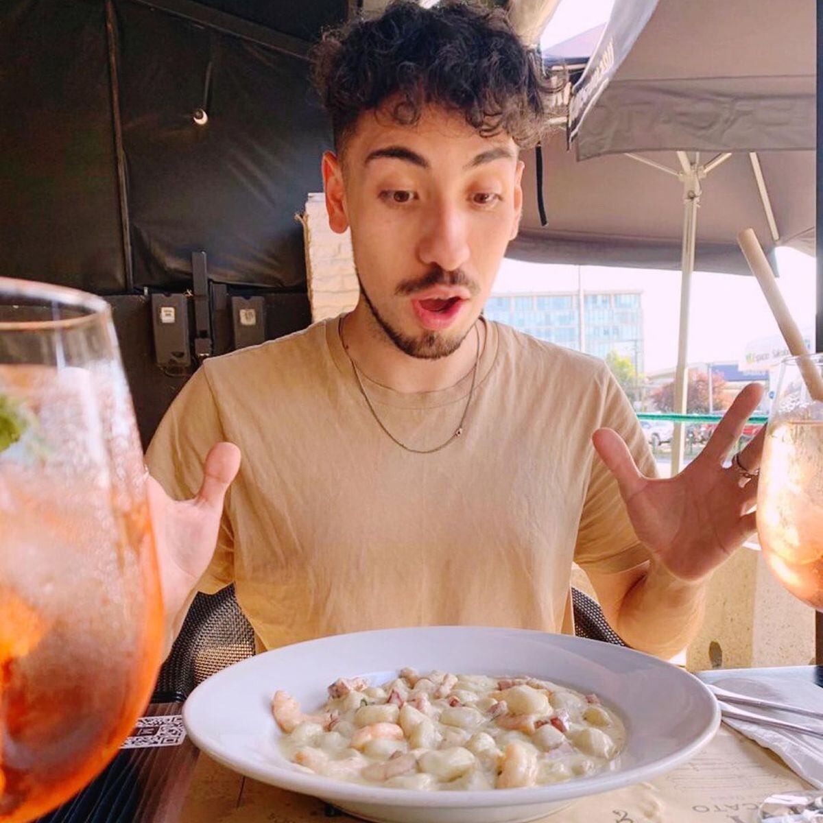 Es licenciado de comunicación social y titulado de periodista (Foto: Diego Urrutia / Instagram)