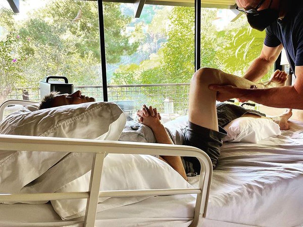 La imagen de Jeremy realizando su terapia en una cama del hospital (Foto: Jeremy Renner / Instagram)