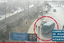 ¡Pudo ser una tragedia! Bus se despista en la Carretera Central, invade vía férrea y casi atropella a peatones en Ate