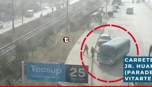 ¡Pudo ser una tragedia! Bus se despista en la Carretera Central, invade vía férrea y casi atropella a peatones en Ate