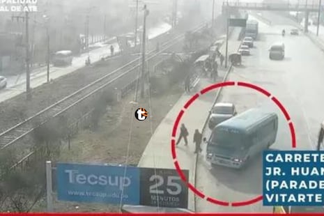 ¡Pudo ser una tragedia! Bus se despista en la Carretera Central, invade vía férrea y casi atropella a pea...