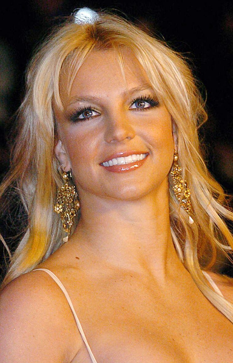 BRITNEY SPEARS. Nació el 2 de diciembre de 1981 en McComb, Misisipi. Ella se hizo conocida tras participar en el programa televisivo “The Mickey Mouse Club” (1992) y en 1999 lanza su álbum debut “Baby One More Time”, de ahí su carrera despega llegando a convertirse en una ícono del pop (Foto: Pascal Guyot / AFP)