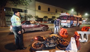 Sujeto es atacado a balazos afuera de centro comercial en pleno Cercado de Lima