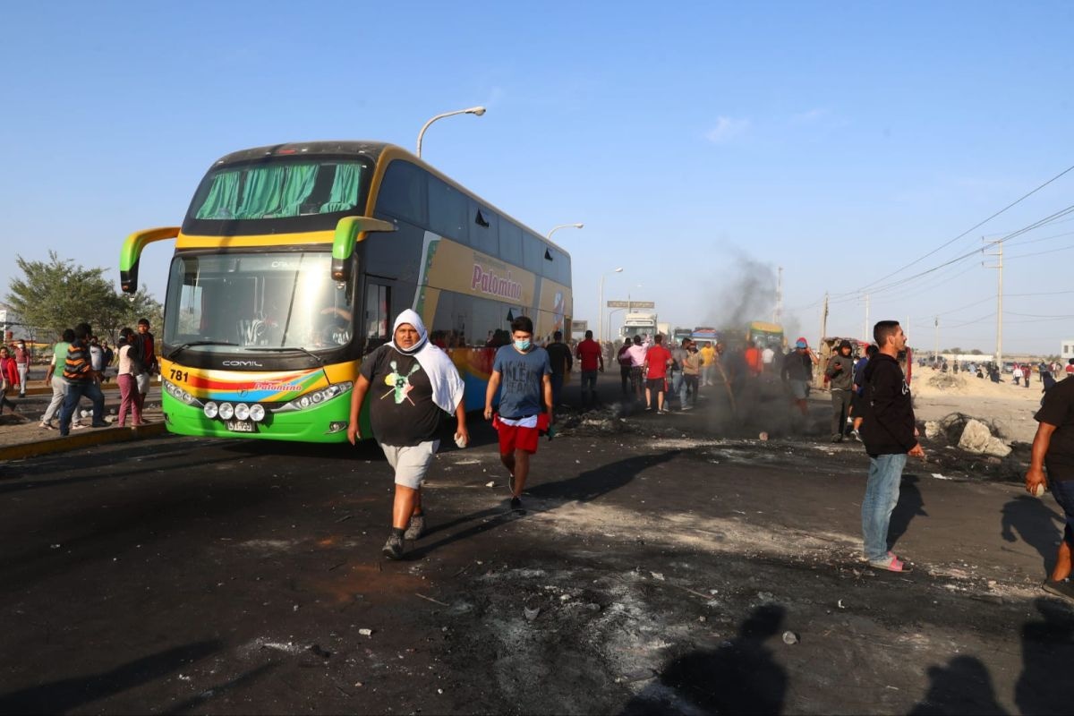 Los manifestantes mantienen bloqueada la Panamericana Sur desde el último lunes. (Foto: Alessandro Currarino / @photo.gec)