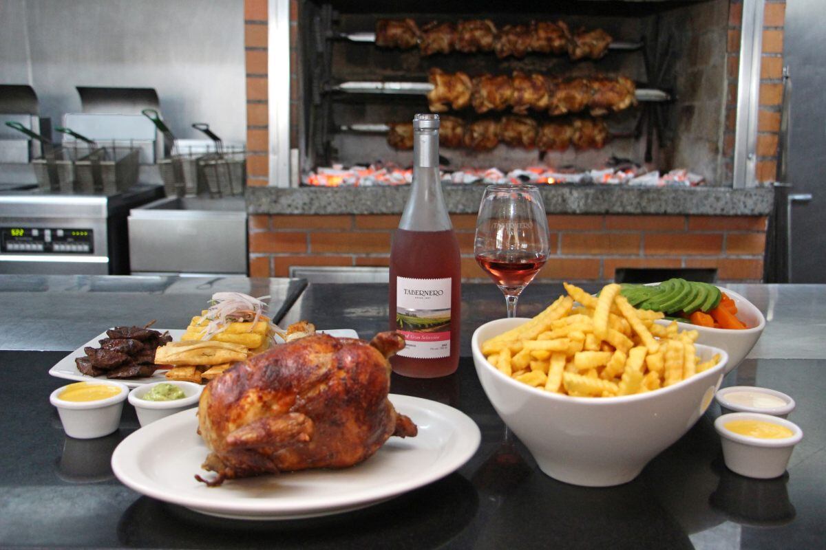 Si no sabes con qué vino hacer un buen maridaje para tu pollo a la brasa, el vino rosado es una gran opción. (Foto: Grupo Tabernero)