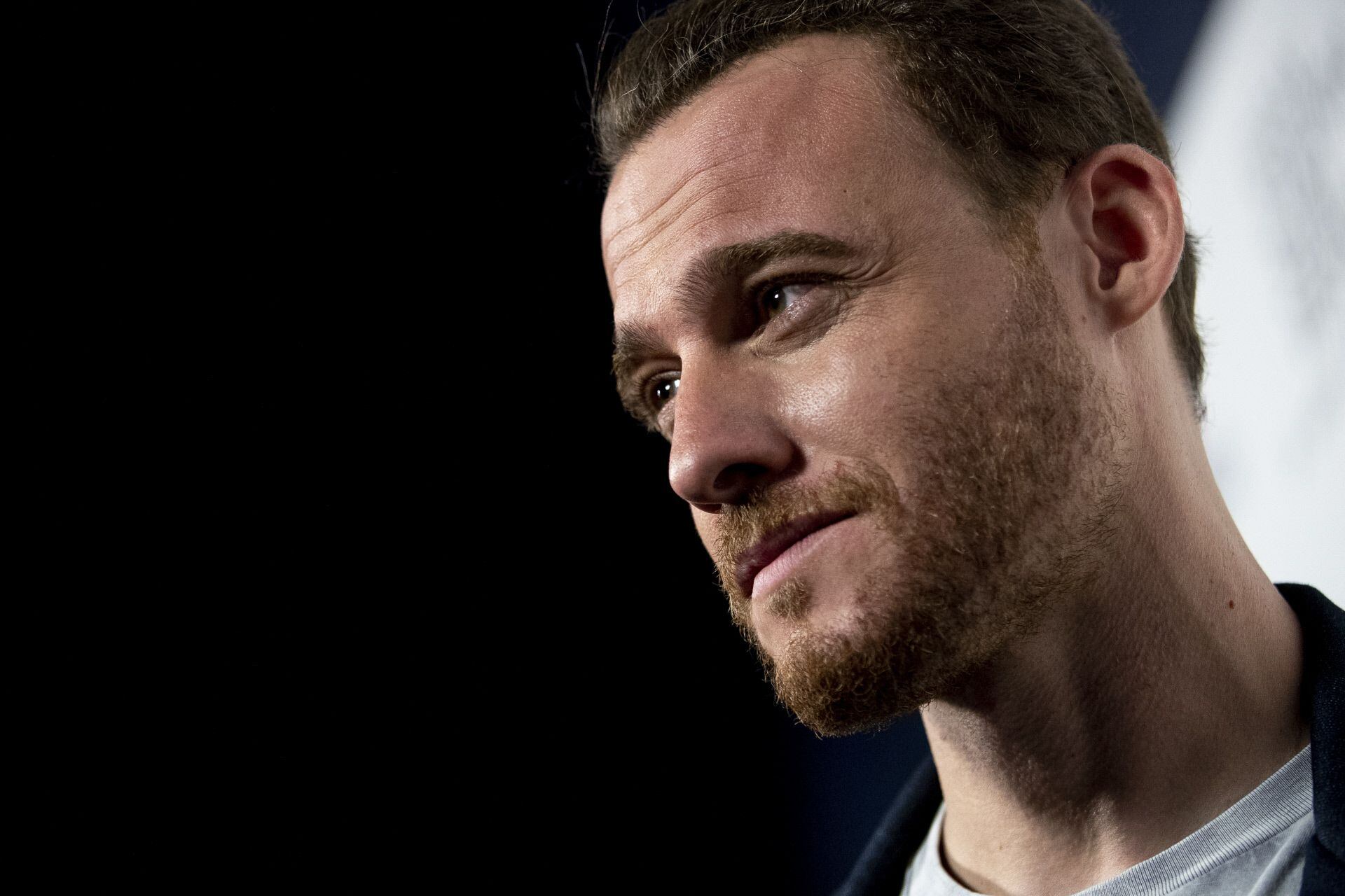 Kerem Bürsin no se ha pronunciado sobre los rumores. Y, por el contrario, se ha dedicado a disfrutar su tiempo a solas (Foto: Instagram/Kerem Bürsin)