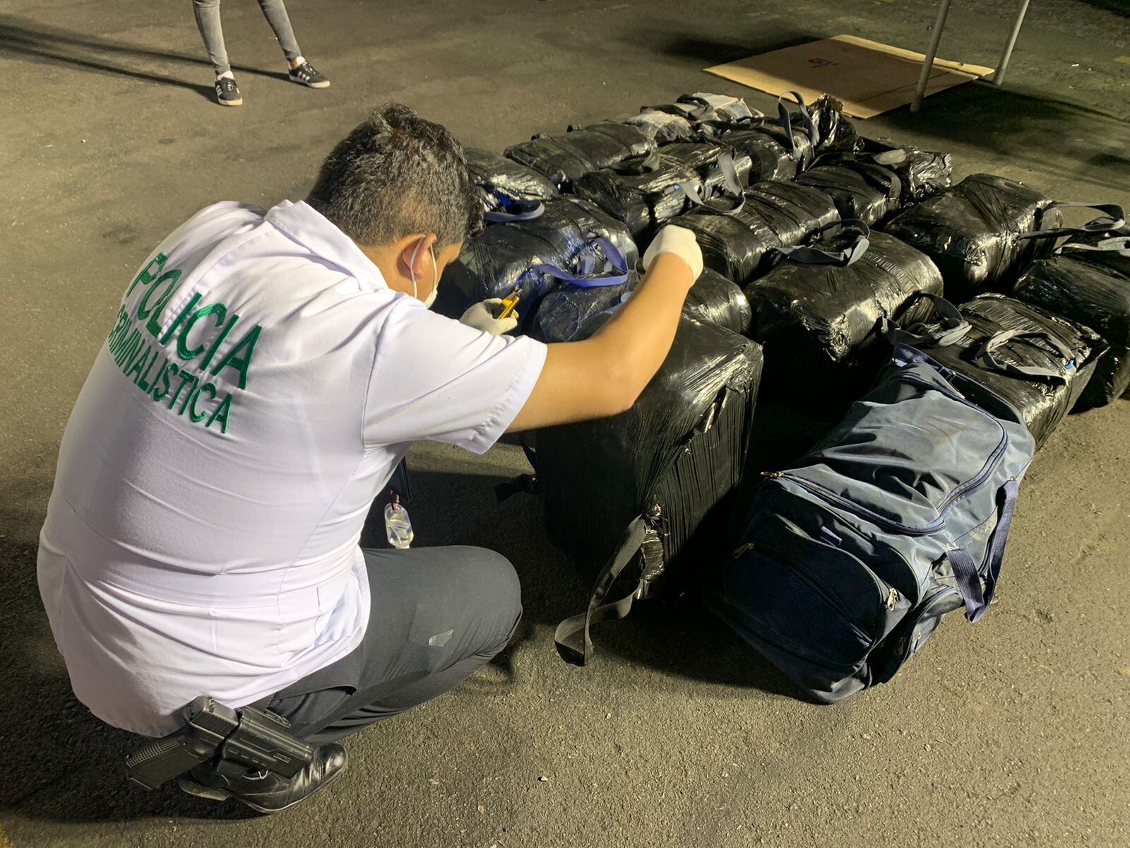 Así fueron halladas las maletas llenas de cocaína en el contenedor dentro de un barco.