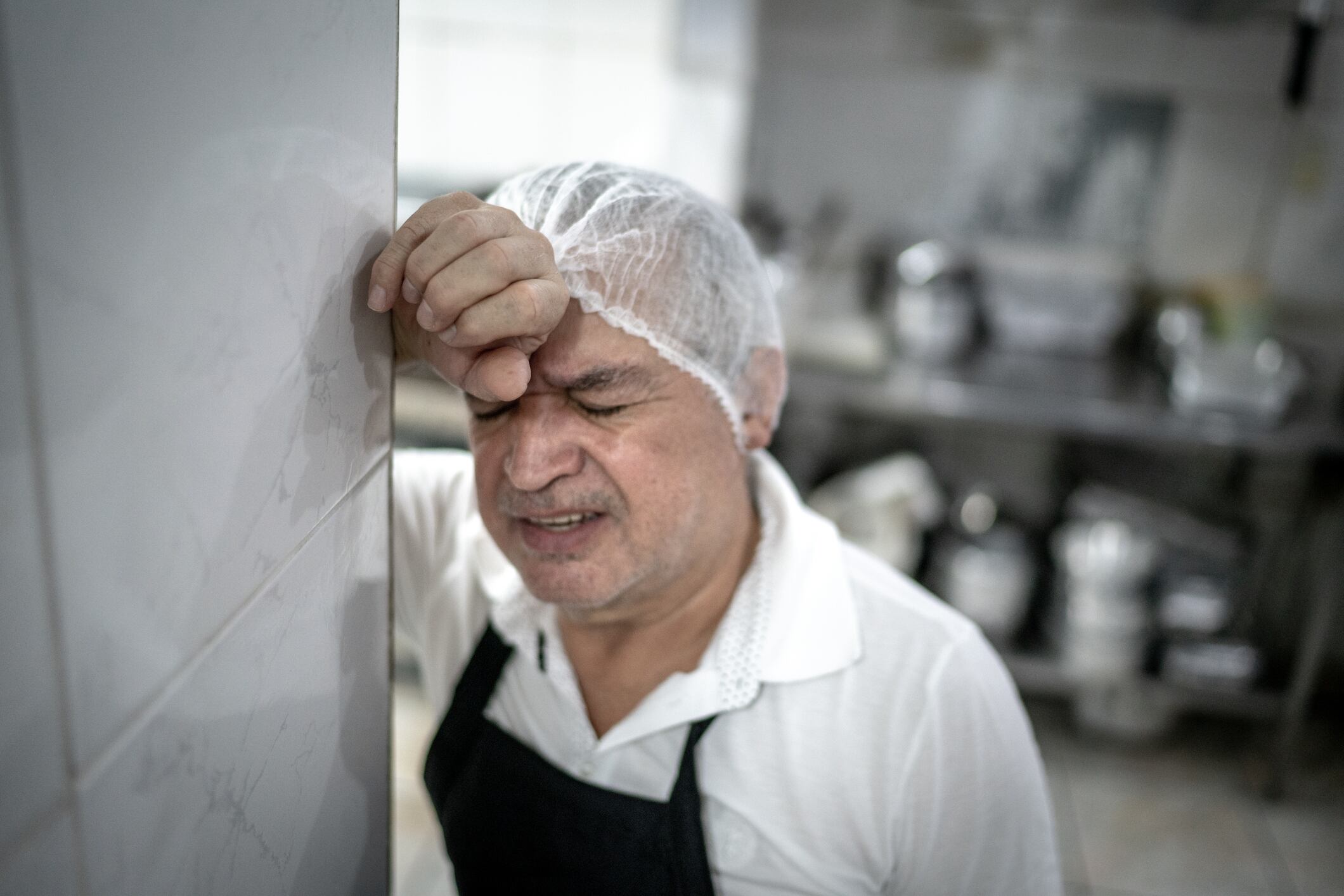 Chef de un restaurante se nota estresado y cansado. (Foto: iStock)