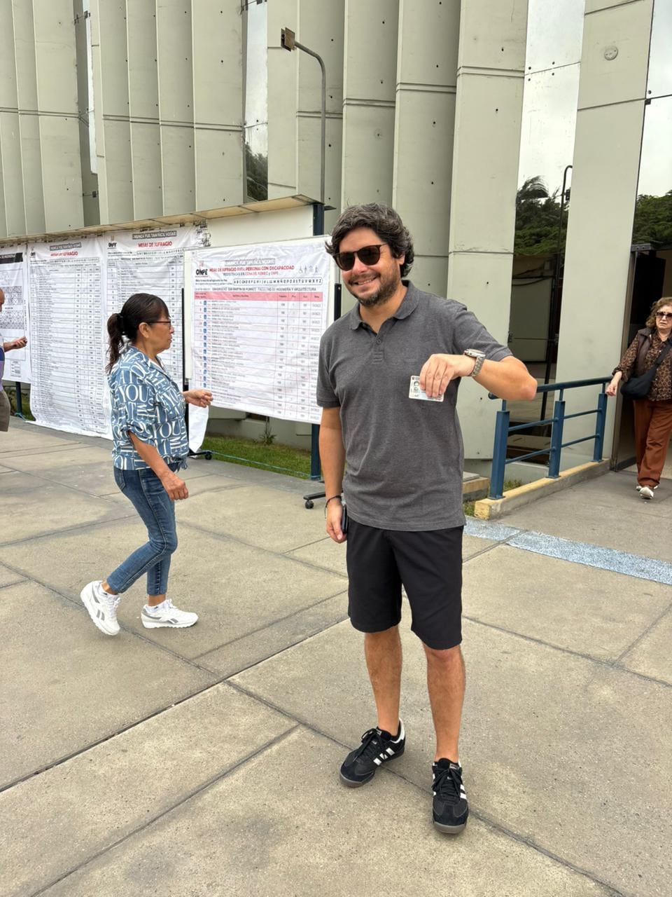 Gian Piero Díaz llegó a votar a la Facultad de Ingeniera y Arquitectura de la Universidad San Martín.