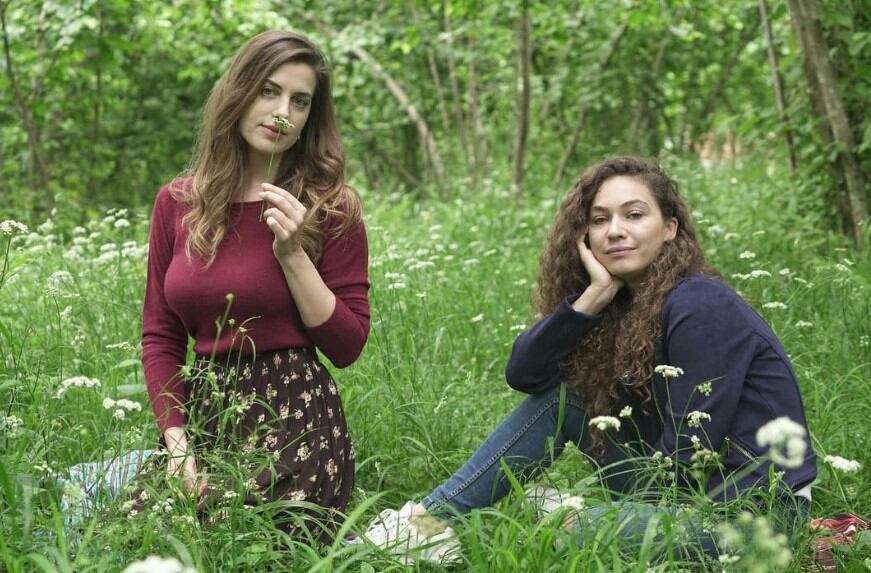 Belfu Benian y Cagla Özavci interpretan a Mercan y Nazar en "Fugitiva" (Foto: Belfu Benian / Instagram)