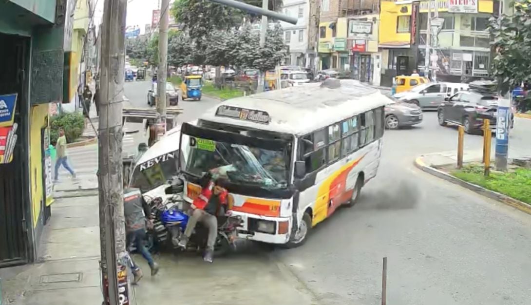 Chofer de cúster muere tras recibir balazo de agente en San Juan de Miraflores.