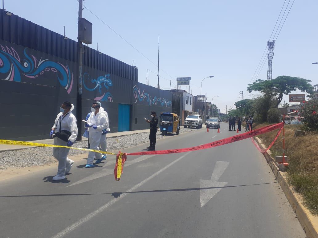 Sicarios en moto lineal asesinaron de siete balazos a un hombre de 52 años. (fotos: Mónica Rochabrum/Trome)