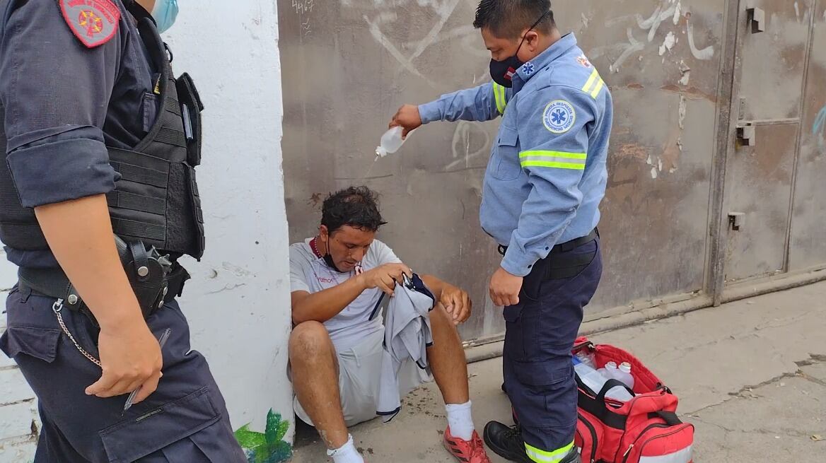Paramédicos de Surco prestaron ayuda médica a Kent Gutiérrez tras sofocarse con el humo. | Foto: Difusión