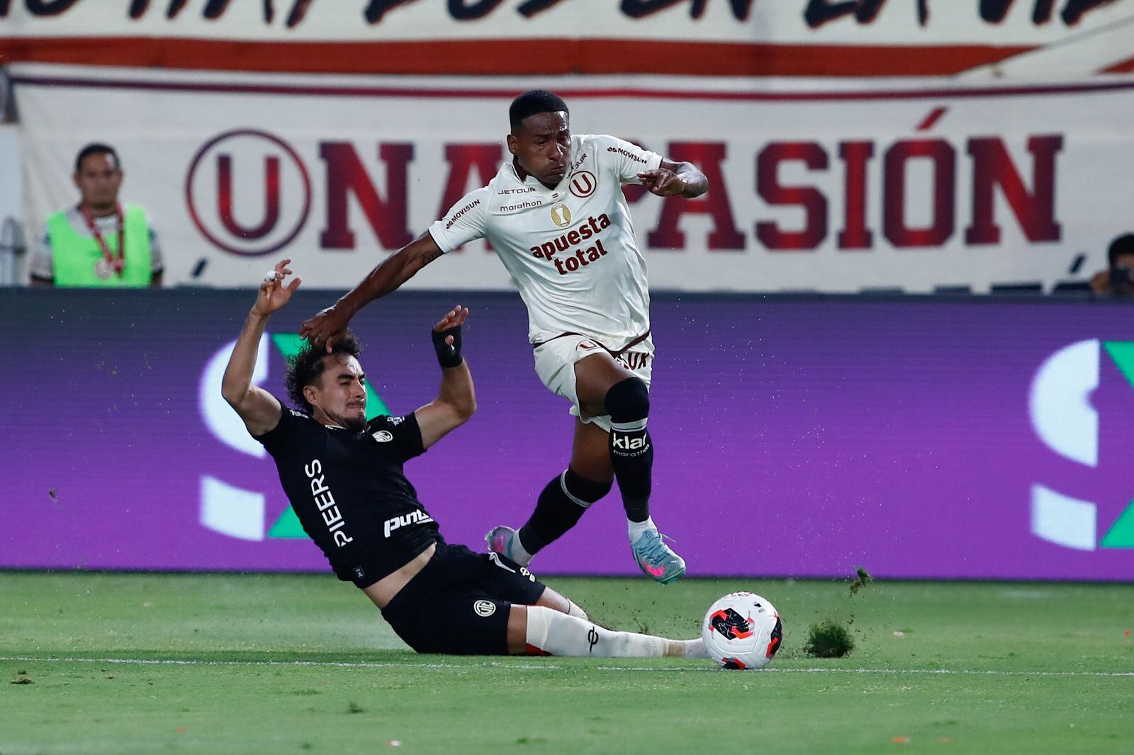 Carabalí fue una pesadilla por su banda en el Universitario-UTC. (@gec)