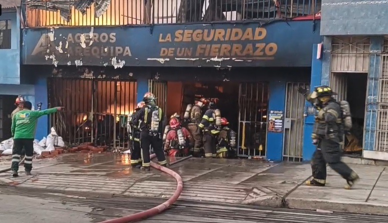 Incendio se desató en interior de ferretería. (Captura Municipalidad de Comas)