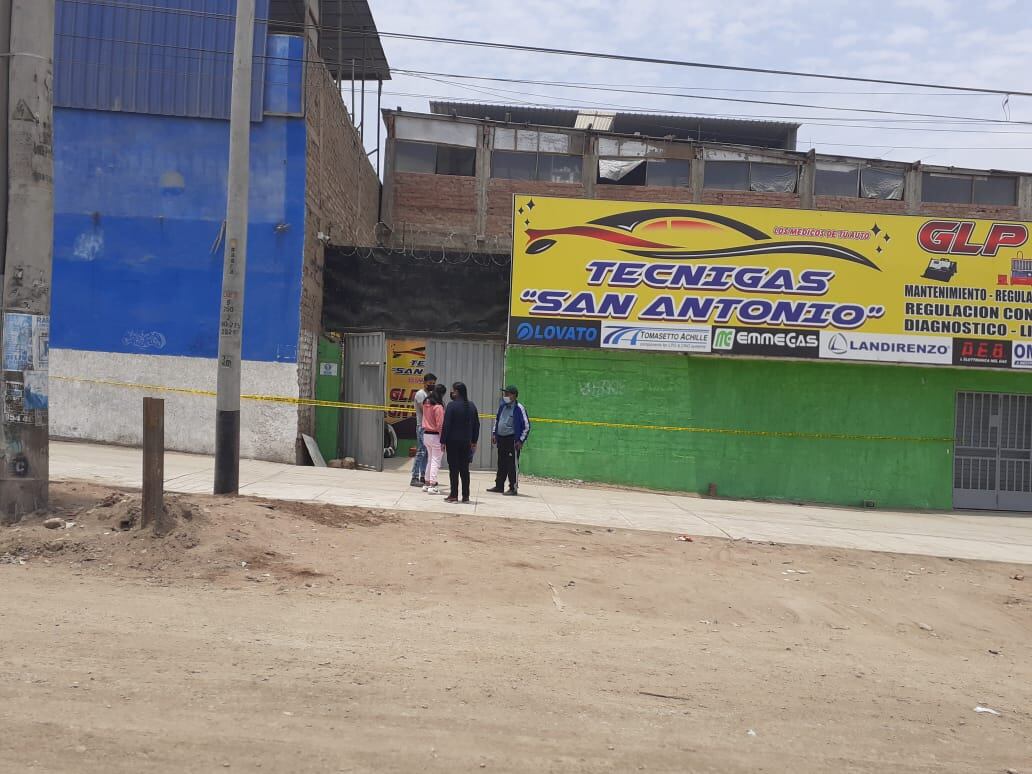 Delincuentes fracturaron la puerta de un local de conversiones a gas para autos, en Villa El Salvador, y robaron seis costosas máquinas, baterías y aros para autos, todo valorizado en más de 200 mil soles. (foto: Mónica Rochabrum/Trome)
