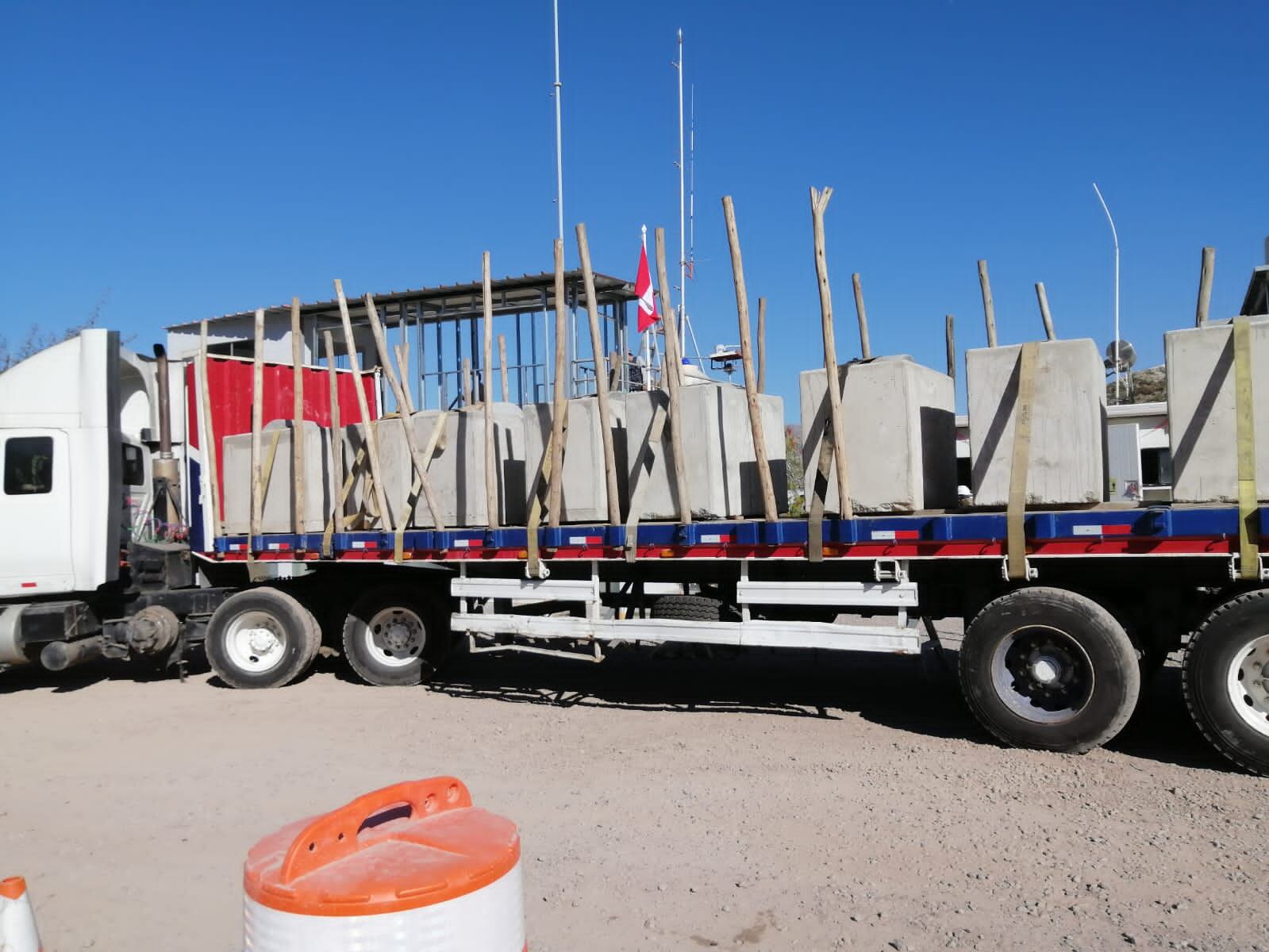 Los insumos químicos que estaban en galoneras, cilindros y sacos estaban dentro de estos bloques de concreto. (Foto:PNP)