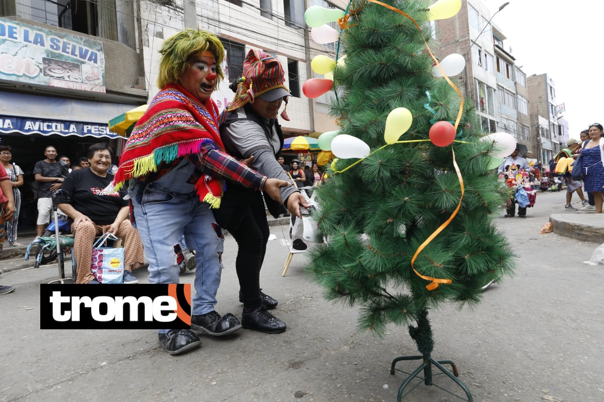 Payasitos hacen show con vaca loca y cortamonte. Foto: Piko Tamashiro
