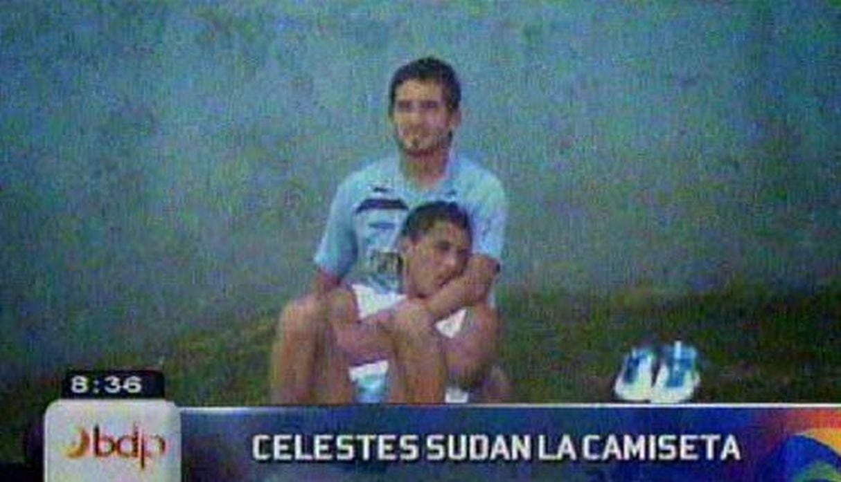 El amor también llegó a La Florida, donde un joven Yoshimar Yotún y Yancarlo Casas se abrazaban tiernamente. (Captura)