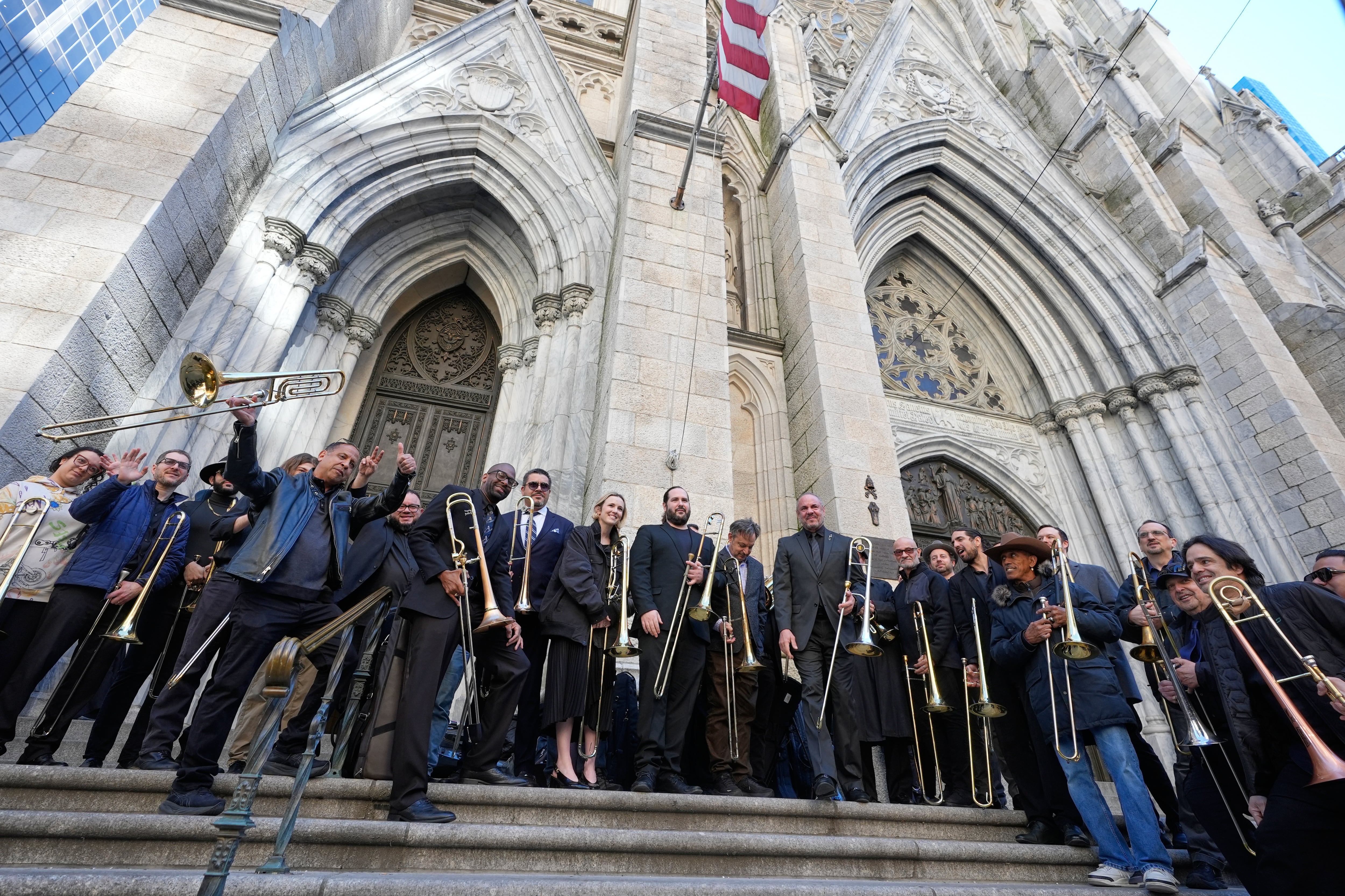 Trombonistas no pudieron rendirle mejor homenaje a Willie Colón. (AP Photo/Seth Wenig)
