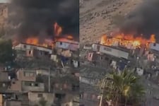 Independencia: Incendio arrasa varias viviendas en lo alto de un cerro | VIDEO