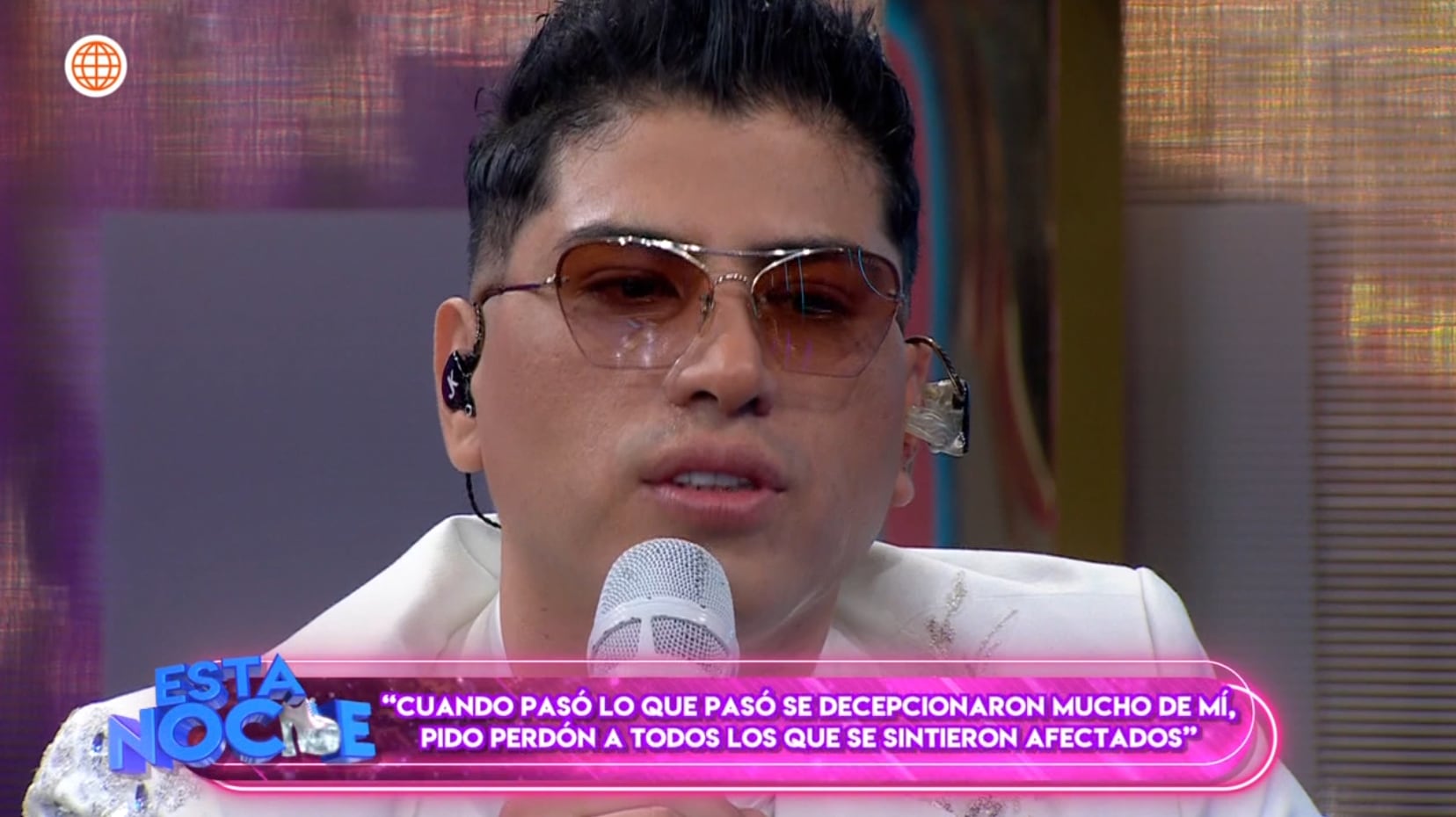 John Kelvin rompe en llanto al dirigirse a su madre.