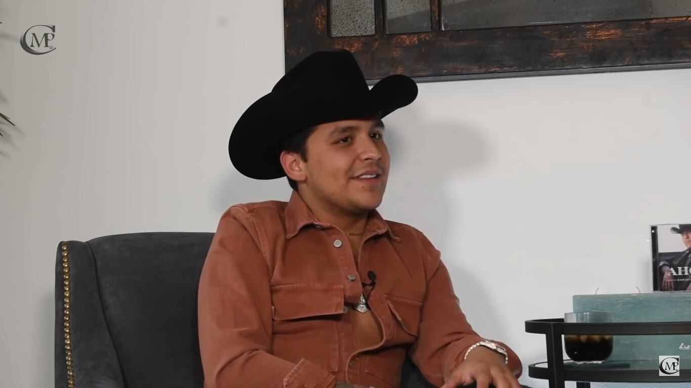 La vez que Christian Nodal, con un sombrero negro y una camisa marrón, era entrevistado por la periodista Mara Patricia Castañeda (Foto: Mara Patricia Castañeda / YouTube)