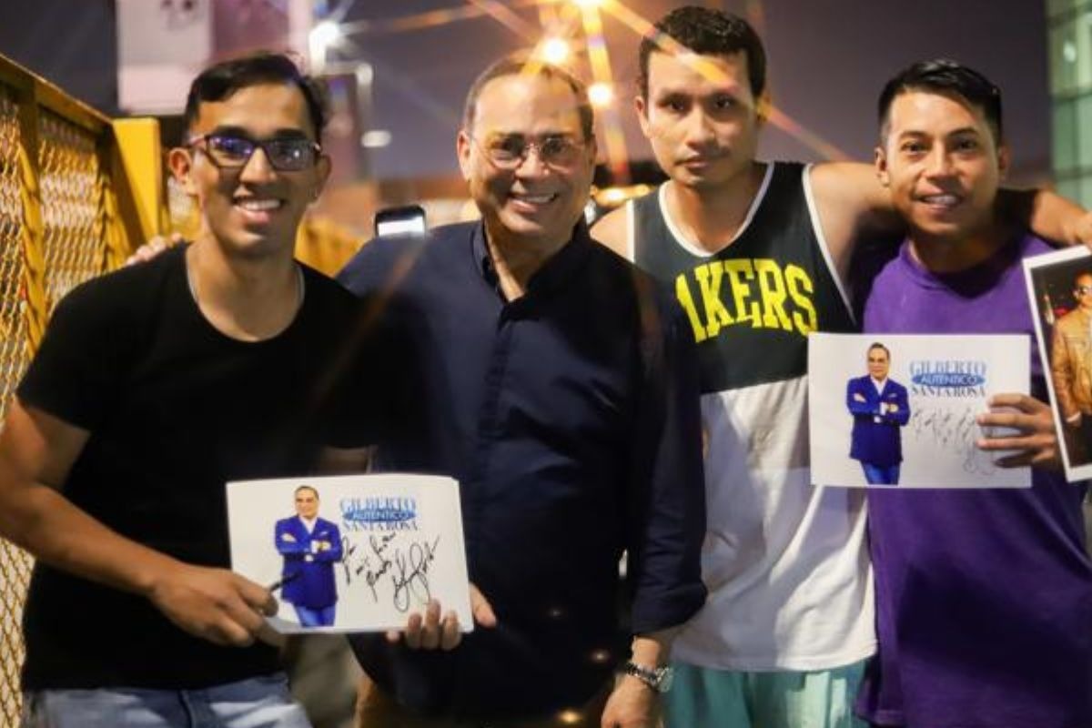 Gilberto Santa Rosa fue recibido por sus fans en el aeropuerto Jorge Chávez. (Foto: Difusión)