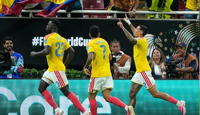 Celebra Colombia el triunfo ante RD Congo en Guadalajara. (AP Photo/Natacha Pisarenko )