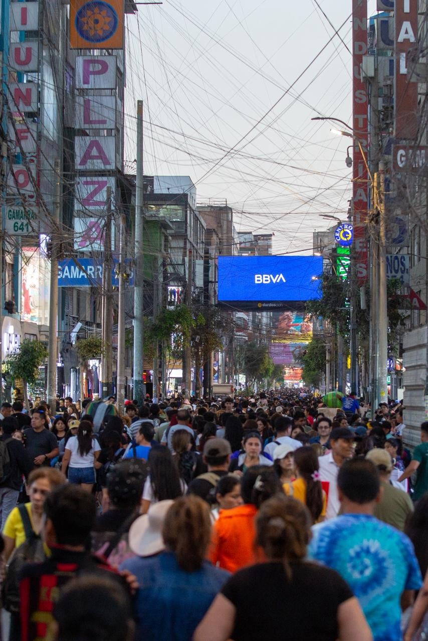 Calles lucieron atiborradas de Gamarra por la presencia del público y ambulantes. (Foto: Fernando Sangama / @photo.gec)