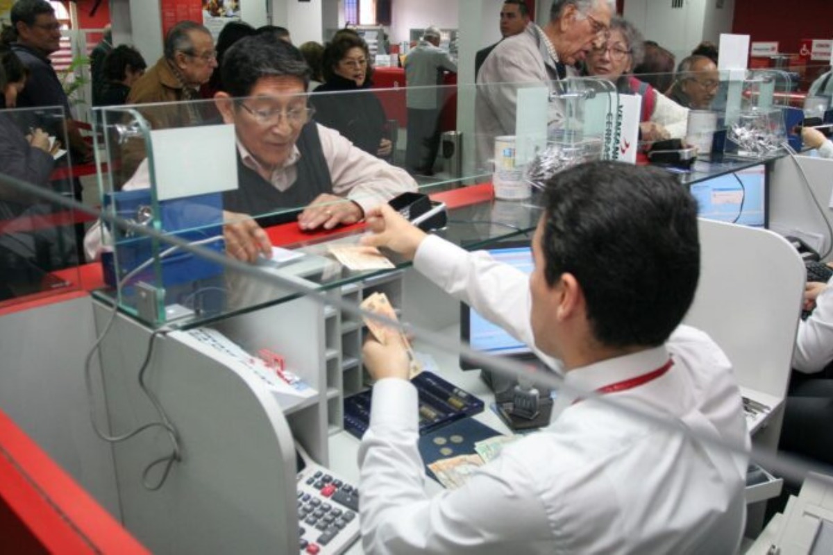 Colegio de Economistas de Lima aconseja a afiliados a retirar dinero con precaución