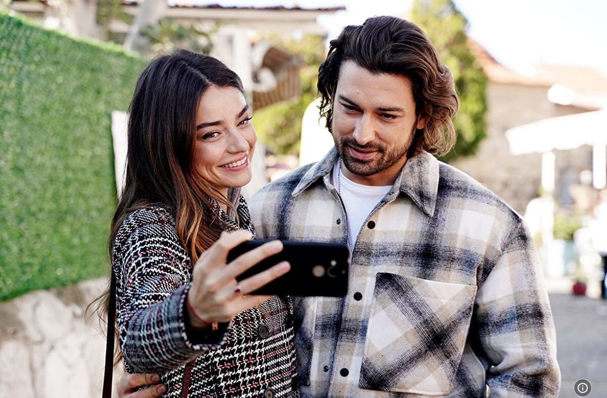Haziran y Poyraz, sonrientes, posando para un selfie. (Foto: Ay Yapim)