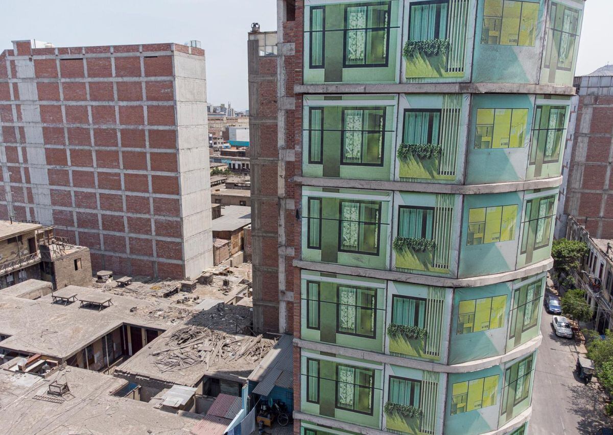 El edificio sería usado como depósito clandestino para abastecer a galerías del Cercado de Lima. (Foto: Julio Reaño/El Comercio)