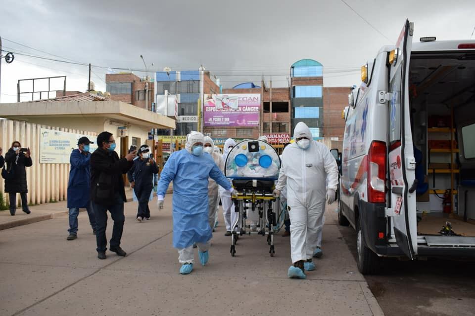 Se trata de los galenos Eloy Luque Mamani y Vladimir Ortiz Atencio, quienes se encontraban trabajando en primera línea de atención. (Foto: Hospital Carlos Monge Medrano)