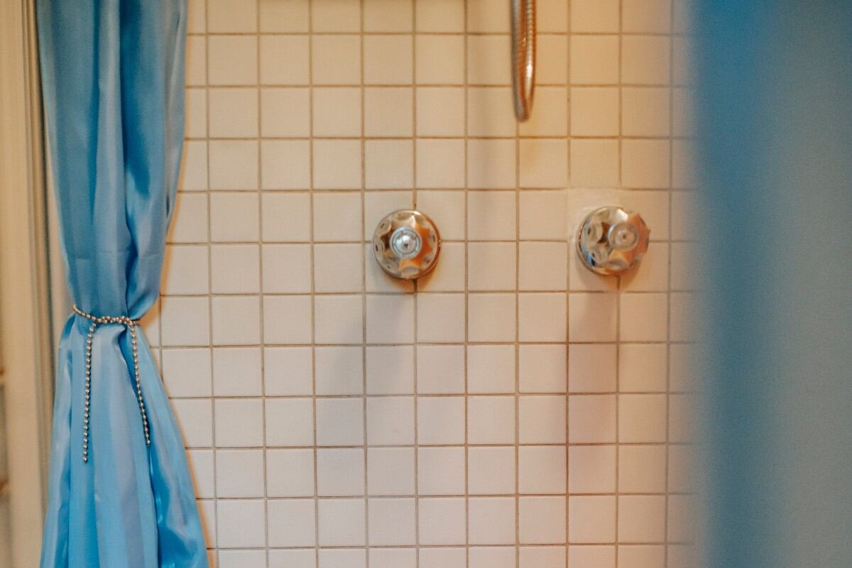 Lo ideal es lavar las cortinas de baño cada 15 días. (Foto: Pexels)