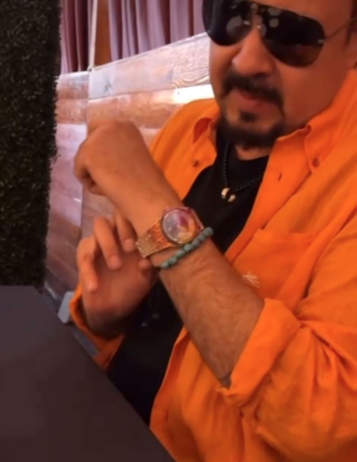 El cantante muestra feliz su reloj en el restaurante donde almorzaban (Foto: Diego Dreyfus / Captura de Instagram)